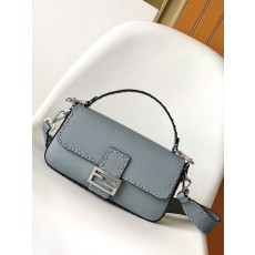 펜디 클래식 미디엄 리치 그레인 바게트 백 001-223551
