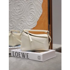 로에베 미니 화이트 리치 그레인 핸드백 001-223571