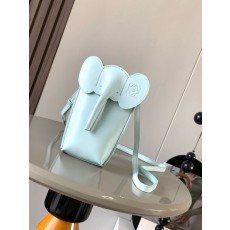 로에베 코끼리 모양 소가죽 숄더 폰백 001-223646