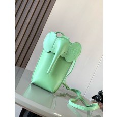로에베 코끼리 모양 가죽 휴대폰 가방 001-223645