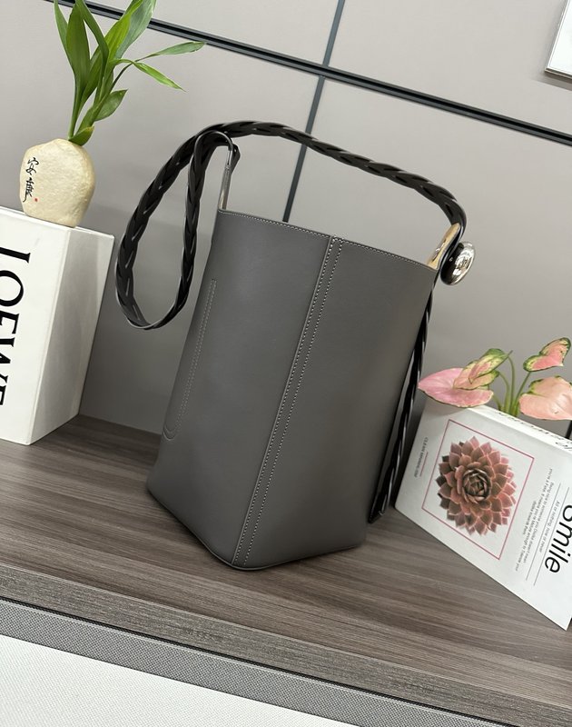 로에베 소프트 페블 버킷백 001-223650