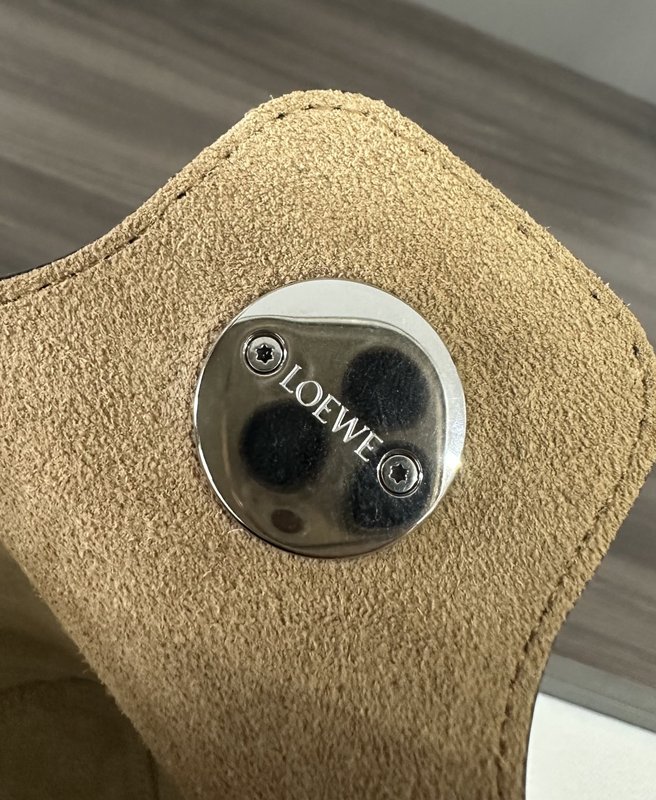 로에베 소프트 페블 버킷백 001-223650