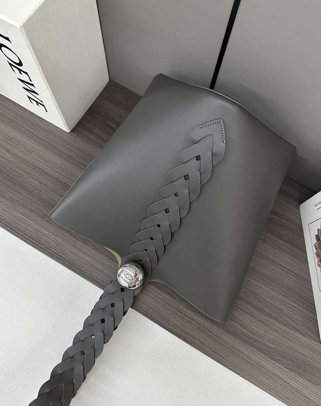 로에베 소프트 페블 버킷백 001-223650