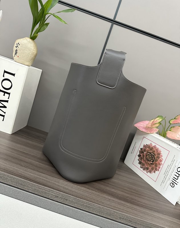 로에베 소프트 페블 버킷백 001-223650
