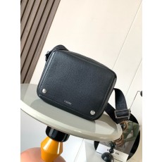 로에베 블랙 페블 가죽 메신저백 001-223656