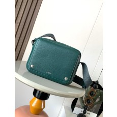 로에베 소프트 그레인 가죽 Pebble 메신저백 001-223657