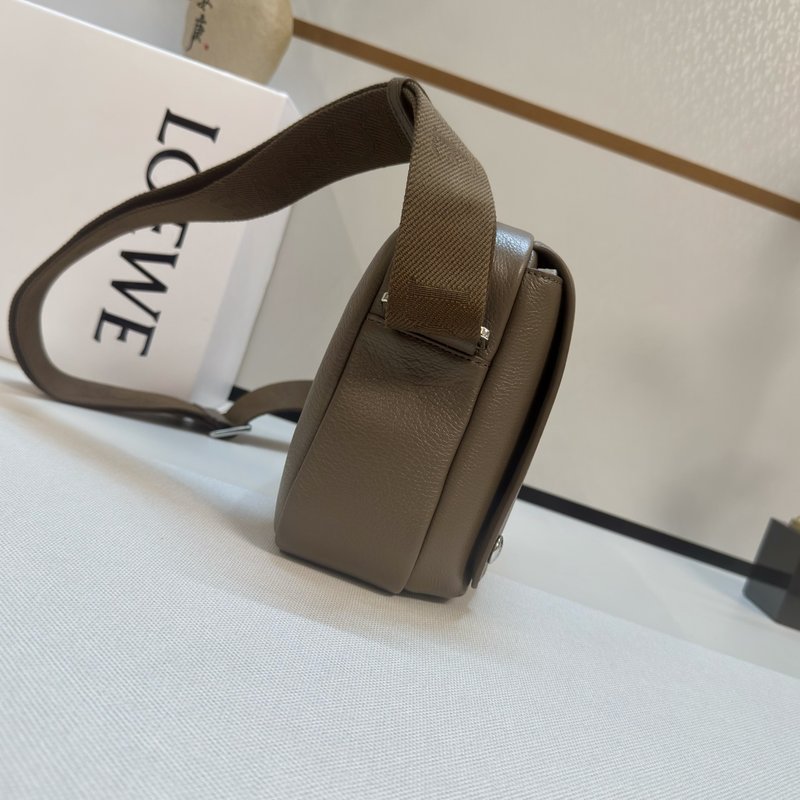 로에베 스몰 펄블 가죽 메신저백 001-223689