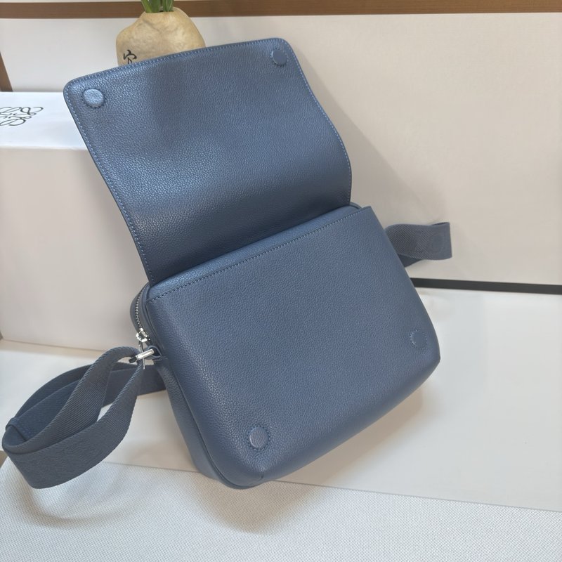 로에베 소프트 펠트 레더 메신저백 001-223690