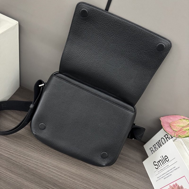 로에베 스몰 소프트 펠트 레더 메신저백 001-223695