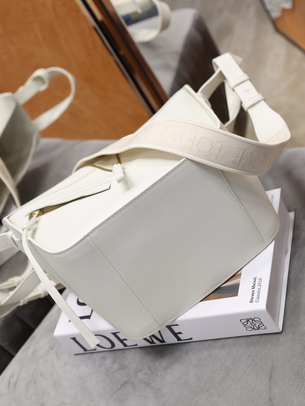 로에베 새틴 카프스킨 컴팩트 해먹 백 001-223759