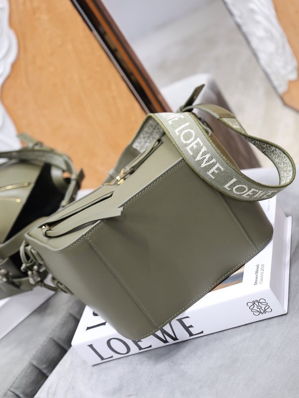 로에베 새틴 카프스킨 컴팩트 해목 백 001-223760