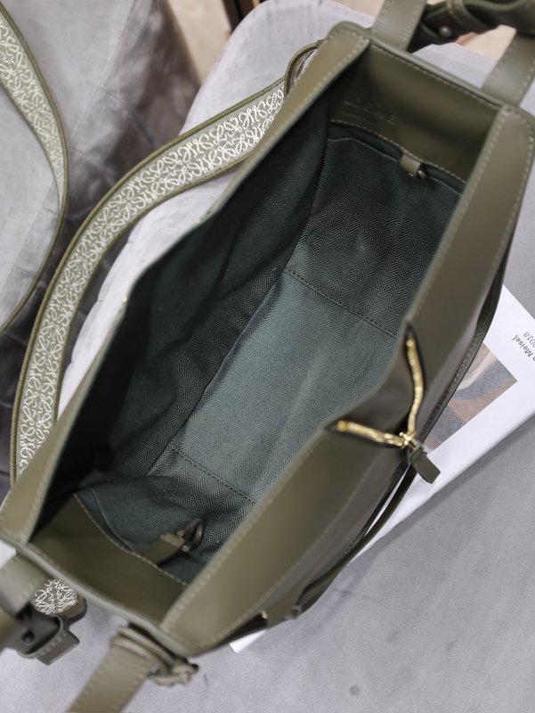 로에베 새틴 카프스킨 컴팩트 해목 백 001-223760