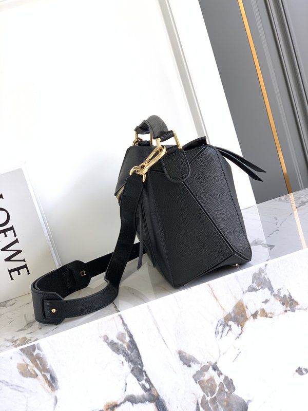로에베 퍼즐 미디엄 블랙 리치문 가죽 핸드백 001-223869