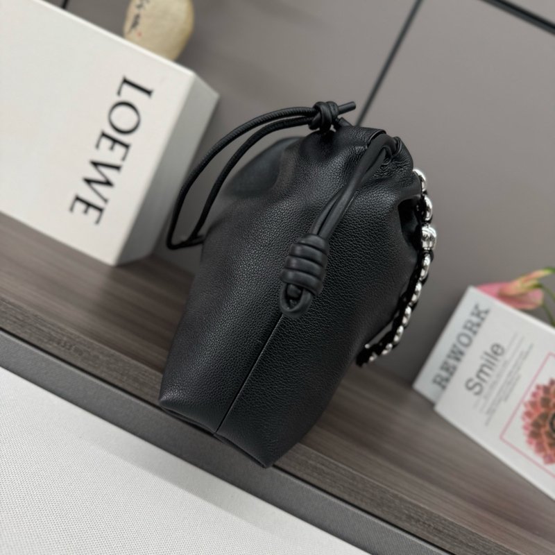로에베 나파 사슴 가죽 주름 포켓 핸드백 001-224356