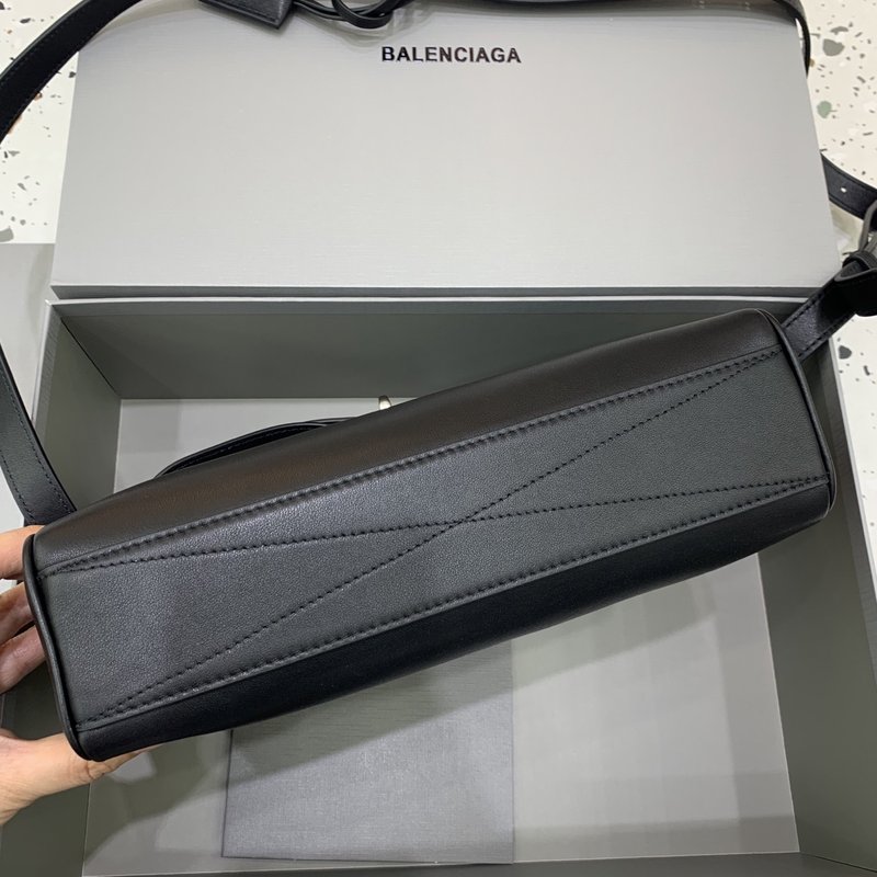 발렌시아가 벨에어 메신저백 001-224679