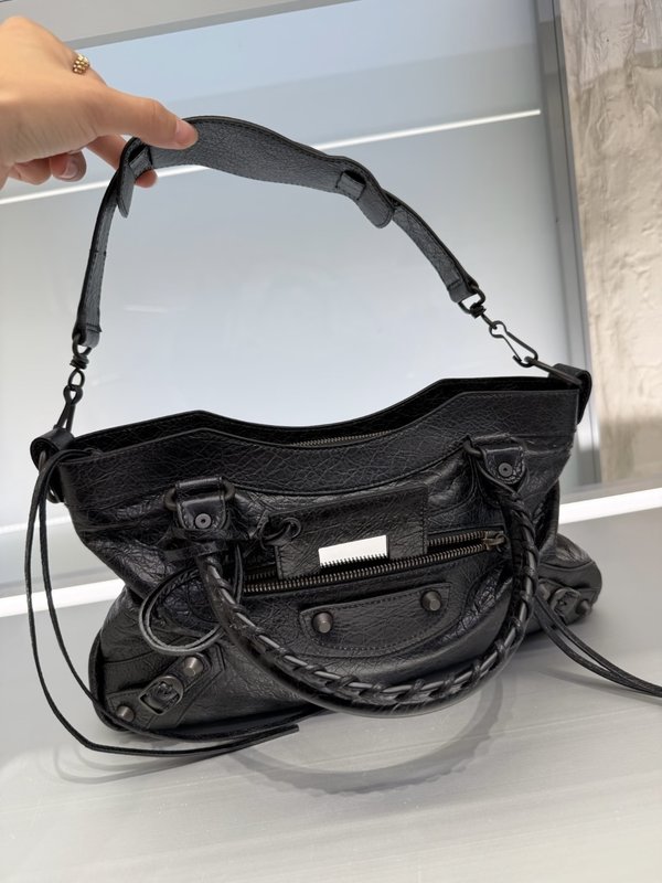 발렌시아가 블랙 핸드백 001-224683
