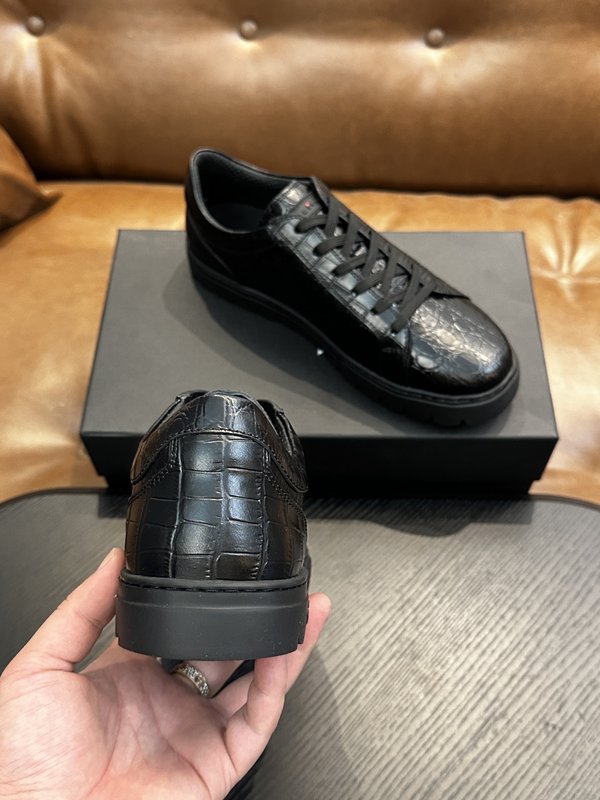 Kiton 남성 럭셔리 가죽 스니커즈 001-224723