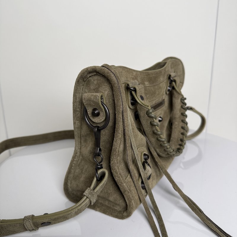 발렌시아가 르 시티 스웨이드 모토백 001-224783