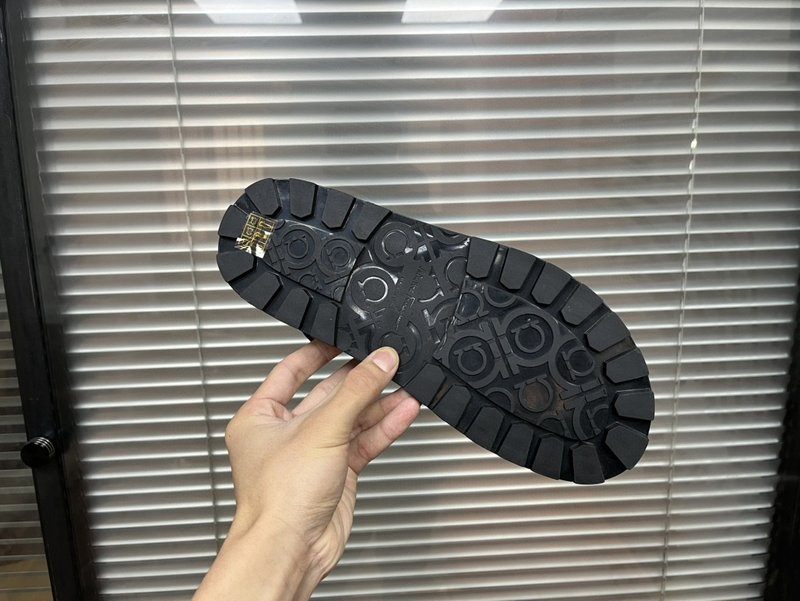 페라가모 2023 신상 블랙 캐주얼 가죽 슈즈 001-224849
