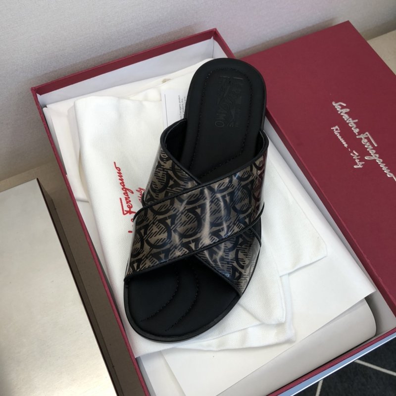 페라가모 남성 가죽 슬라이드 샌들 001-224927