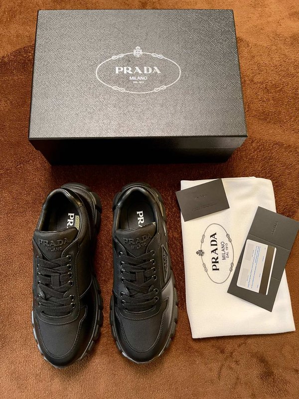 프라다 PRADA 레더 패더 스니커즈 001-226944