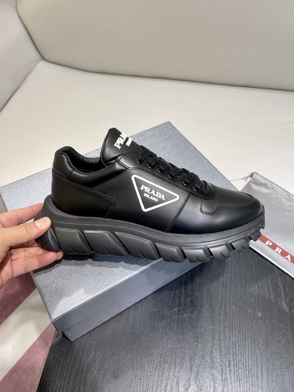 Prada 모던 가죽 스니커즈 001-226961