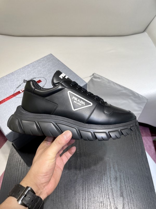 Prada 모던 가죽 스니커즈 001-226961