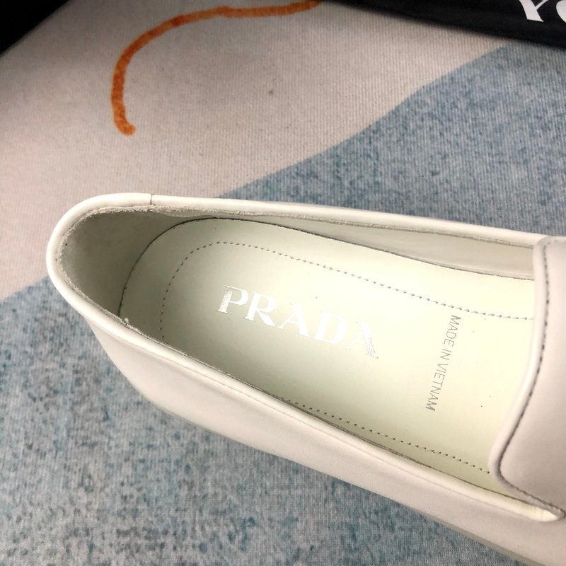 PRADA 화이트 가죽 슈즈 001-226990