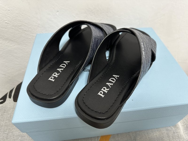 PRADA 프라다 남성 스톤 패턴 가죽 슬리퍼 001-227123