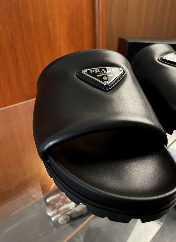 PRADA 부드러운 빵 모양 가죽 샌들 슬리퍼 001-227152