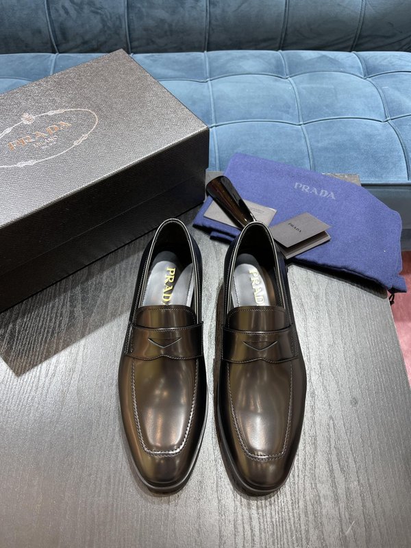 프라다 콘 광택 가죽 로퍼 삼각형 로고 001-227305