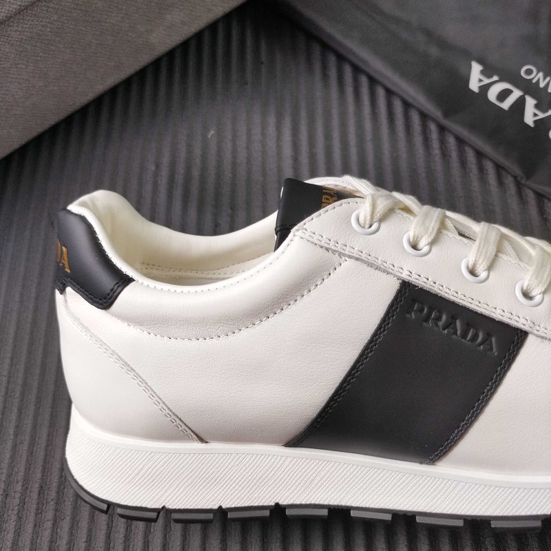 PRADA 프라다 클래식 블랙 화이트 스니커즈 001-227693