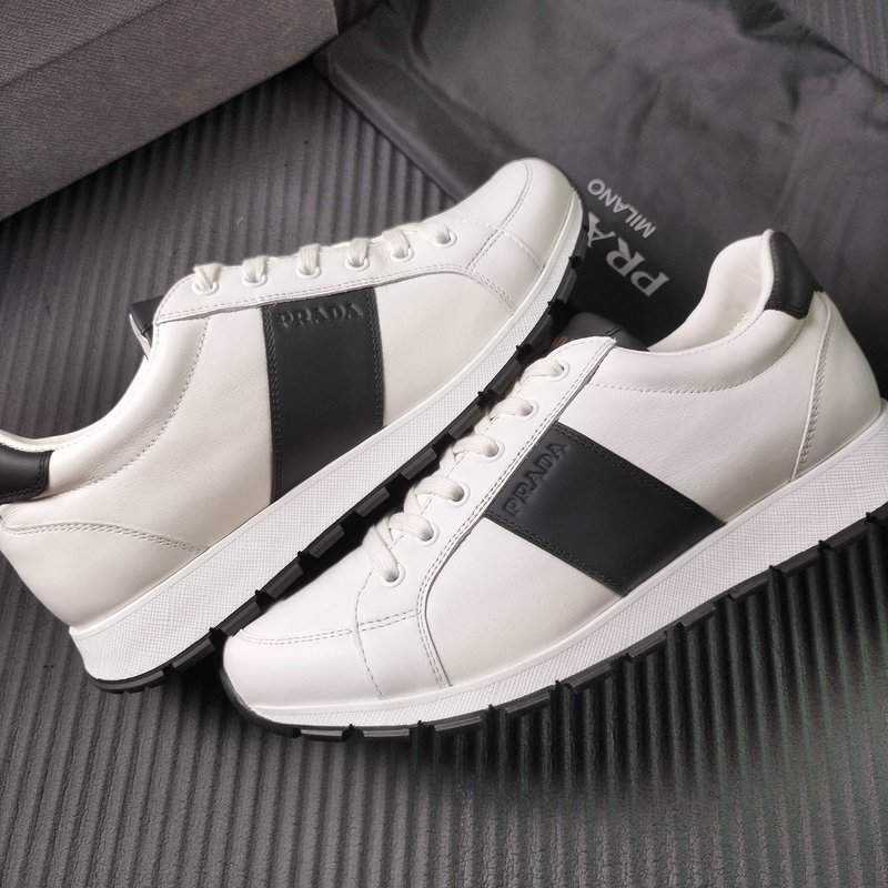PRADA 프라다 클래식 블랙 화이트 스니커즈 001-227693
