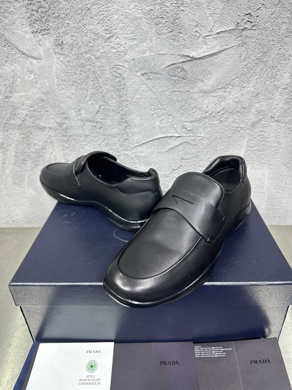 PRADA 프라다 광택 라운드 토 로퍼 슈즈 001-227720