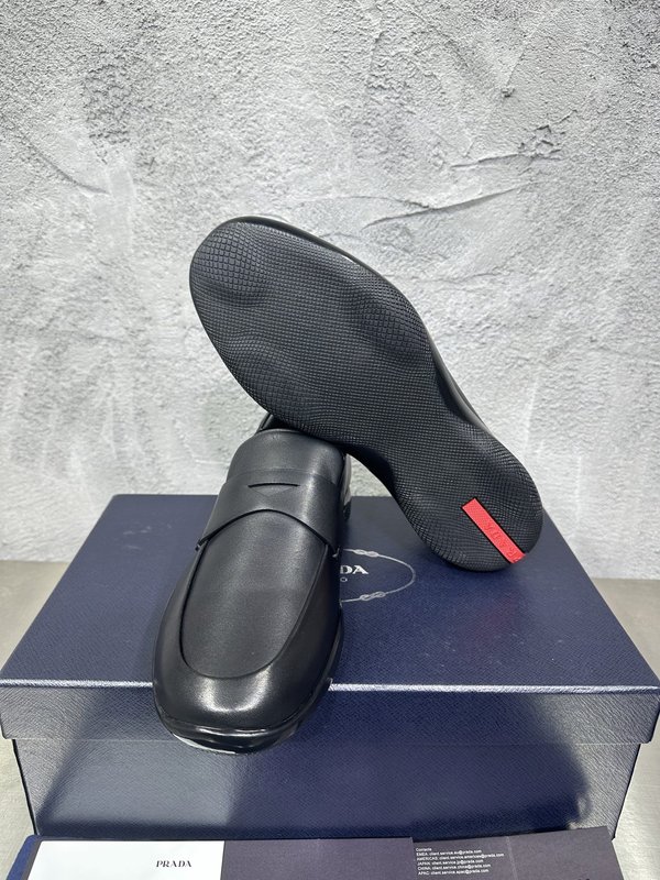 PRADA 프라다 광택 라운드 토 로퍼 슈즈 001-227720