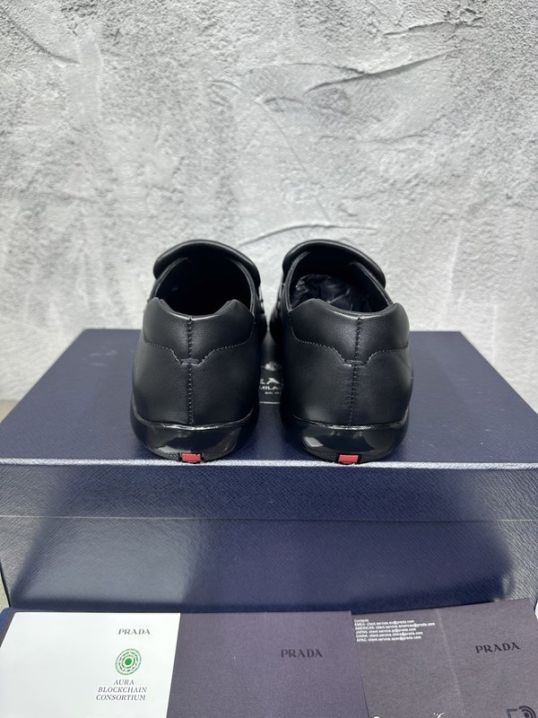 PRADA 프라다 광택 라운드 토 로퍼 슈즈 001-227720