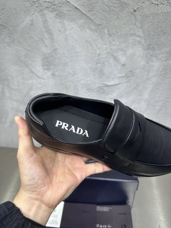 PRADA 프라다 광택 라운드 토 로퍼 슈즈 001-227720