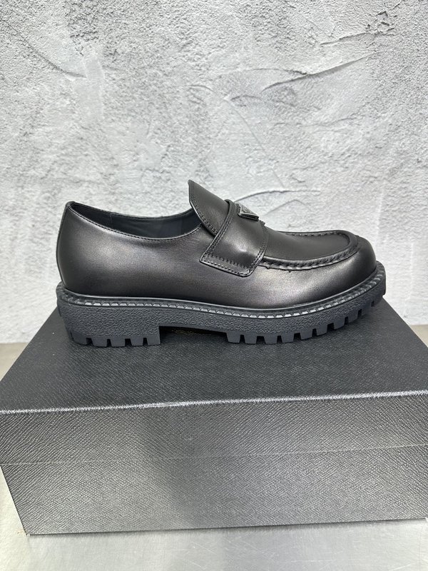 PRADA 에나멜 금속 트리앵글 가죽 로퍼 001-227723