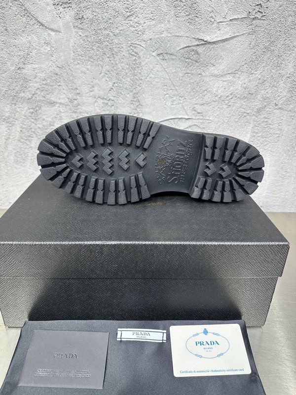 PRADA 에나멜 금속 트리앵글 가죽 로퍼 001-227723