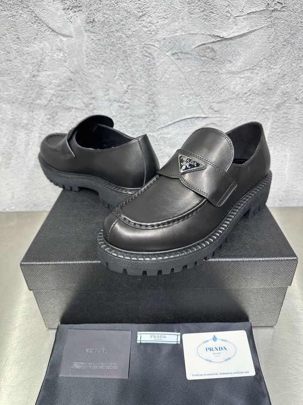 PRADA 에나멜 금속 트리앵글 가죽 로퍼 001-227723