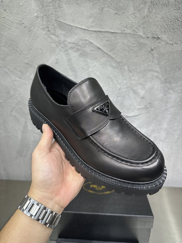 PRADA 에나멜 금속 트리앵글 가죽 로퍼 001-227723