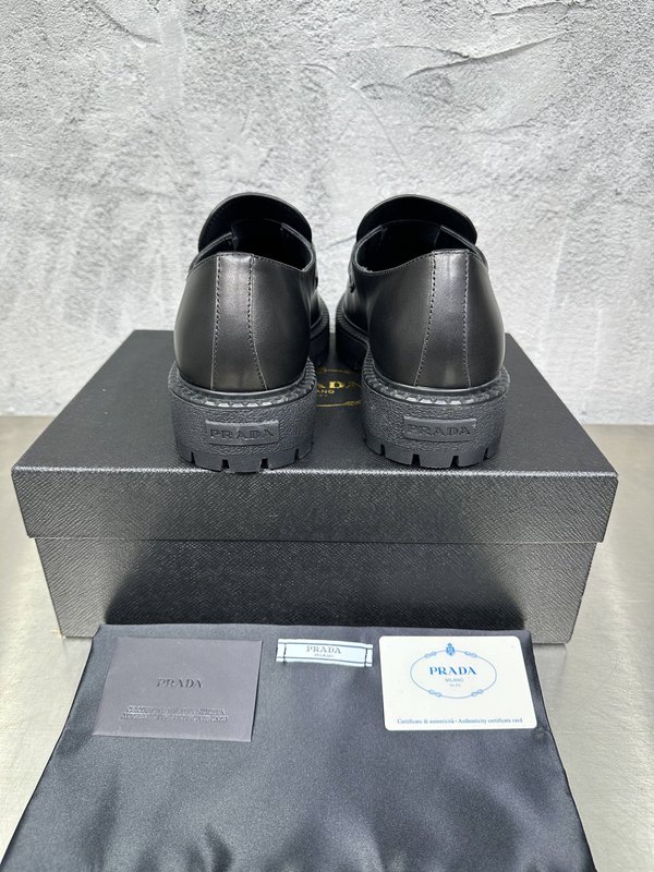 PRADA 에나멜 금속 트리앵글 가죽 로퍼 001-227723