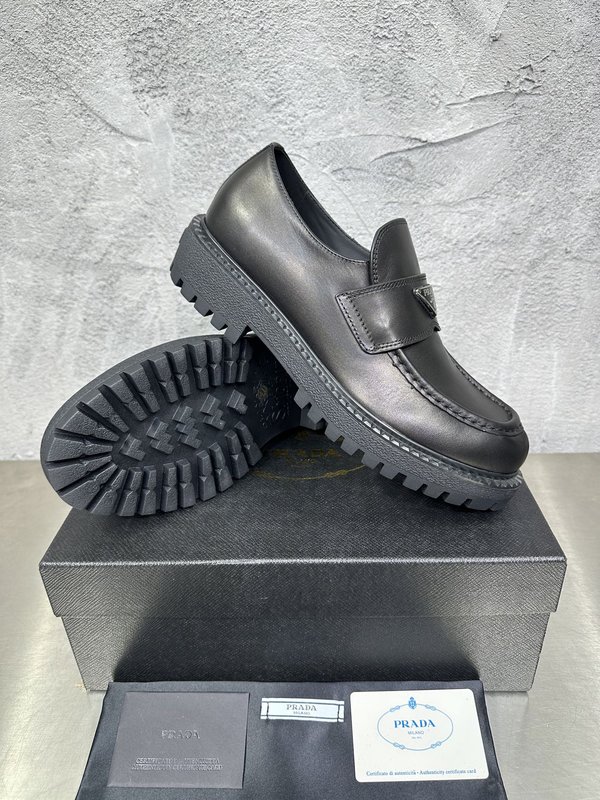 PRADA 에나멜 금속 트리앵글 가죽 로퍼 001-227723