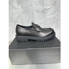 PRADA 에나멜 금속 트리앵글 가죽 로퍼 001-227723