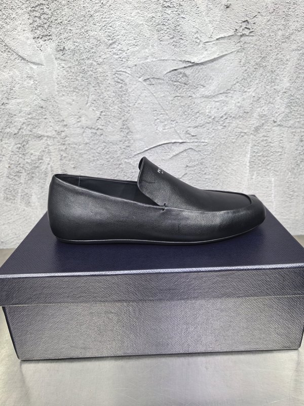 PRADA 남성 클래식 빈티지 로퍼 구두 001-227731