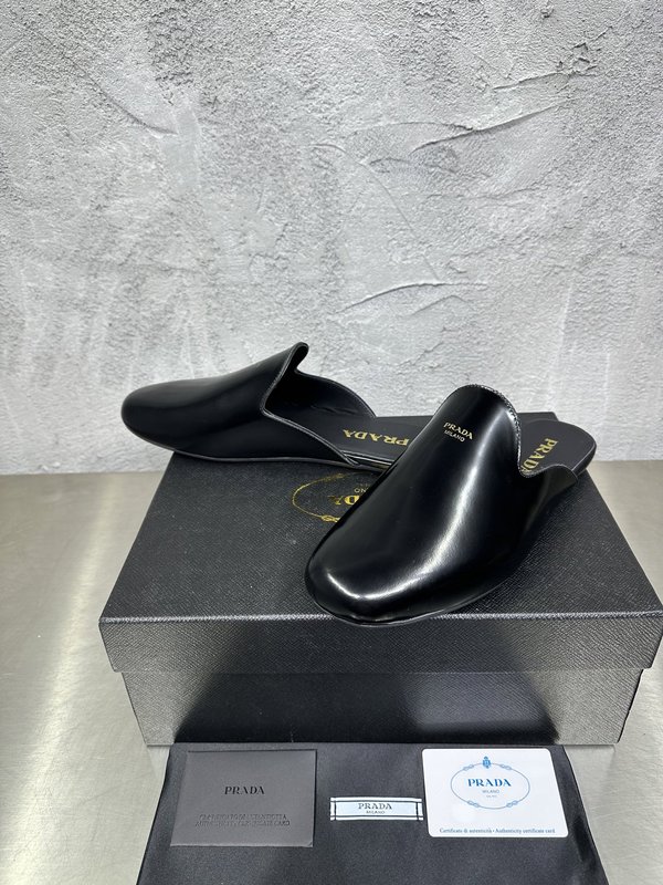 PRADA 레트로 남성 광택 가죽 뮬 슬리퍼 001-227732