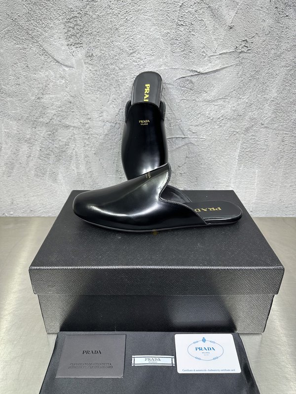 PRADA 레트로 남성 광택 가죽 뮬 슬리퍼 001-227732