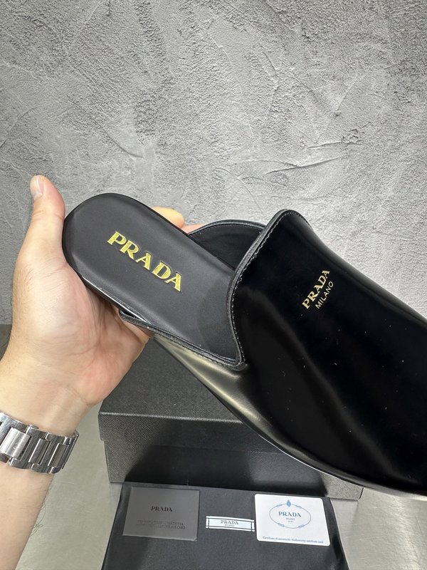 PRADA 레트로 남성 광택 가죽 뮬 슬리퍼 001-227732
