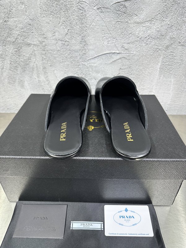 PRADA 레트로 남성 광택 가죽 뮬 슬리퍼 001-227732