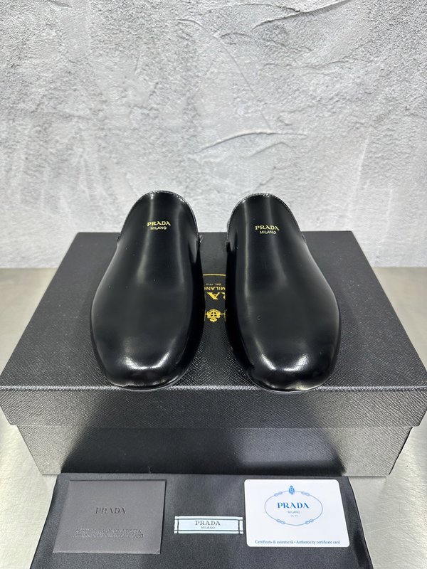 PRADA 레트로 남성 광택 가죽 뮬 슬리퍼 001-227732